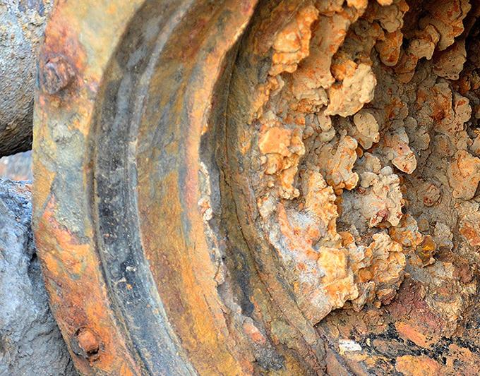 severe corrosion damage in oil and gas pipeline caused by hydrogen sulfide sour service exposure